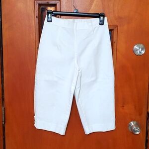 Croft and Barrow WHITE capris. Size 8 petite